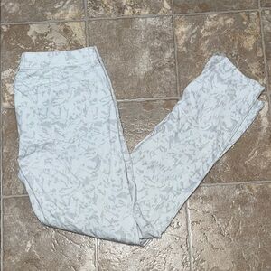 **Last Chance** a.n.a Women's Skinny Jeans - Light Gray/white